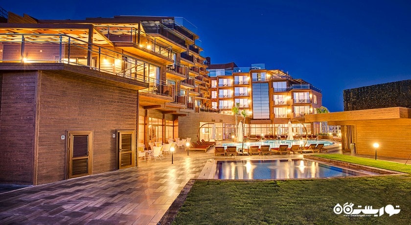 نمای استخر روباز و ساختمان هتل